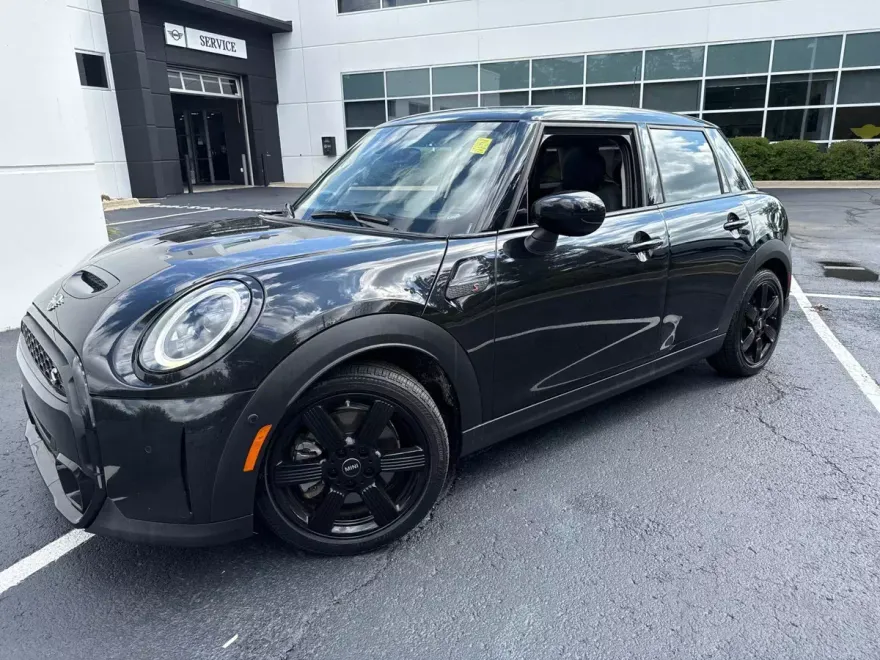 2023 Mini Cooper Iconic S photo 1