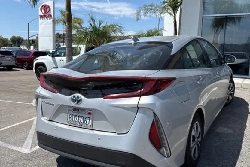 2017 Toyota Prius Prime Advanced photo 1