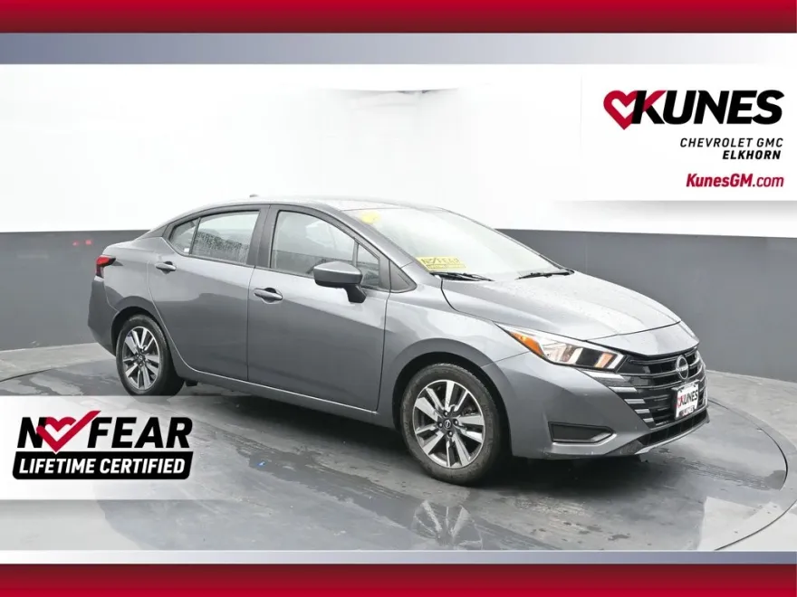 2023 Nissan Versa 1.6 SV photo 1