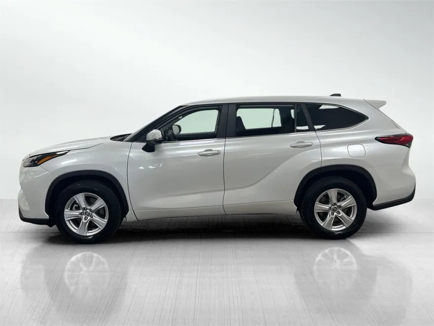2023 Toyota Highlander LE photo 1
