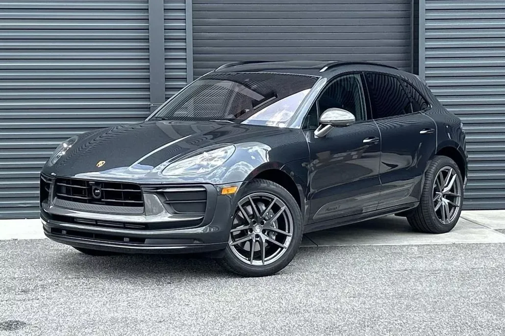2025 Porsche Macan T photo 1