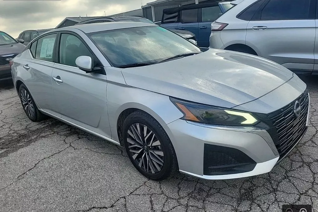 2023 Nissan Altima 2.5 SV photo 1