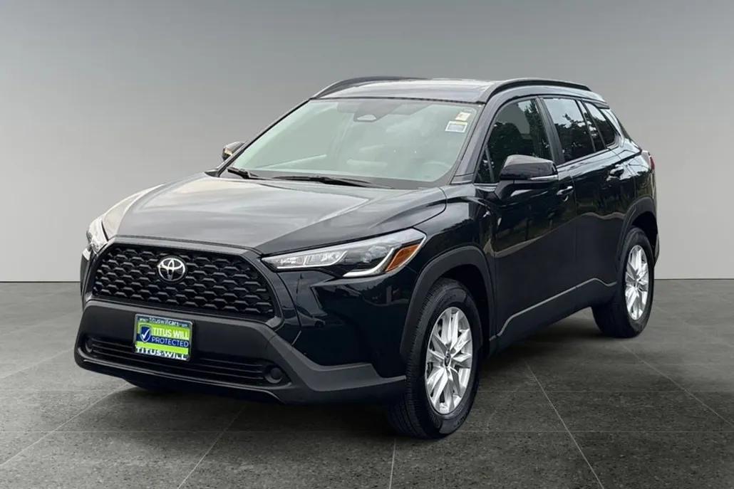 2024 Toyota Corolla Cross LE photo 1