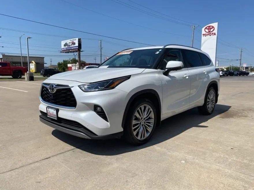 2023 Toyota Highlander Platinum photo 1