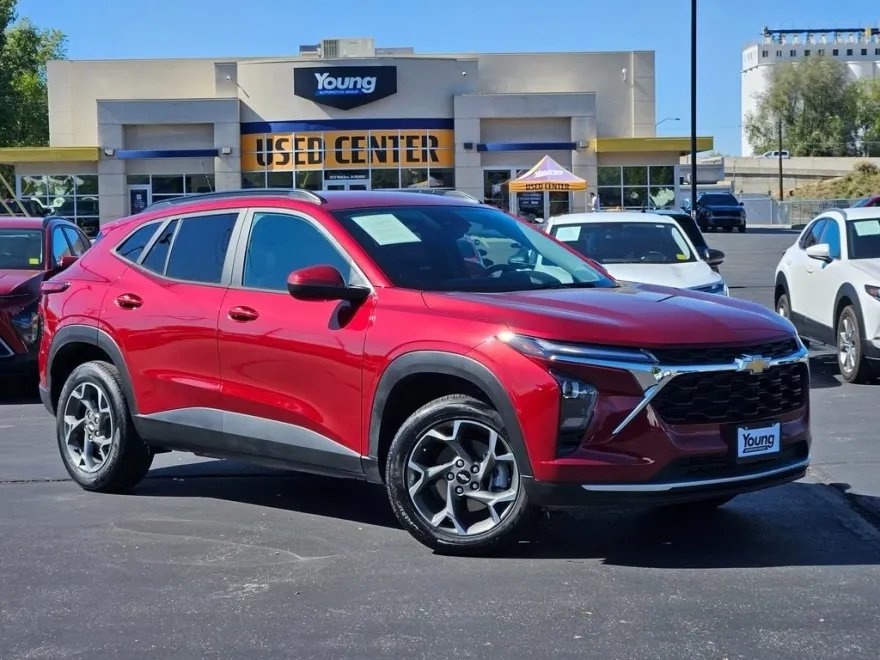2025 Chevrolet Trax LT photo 1