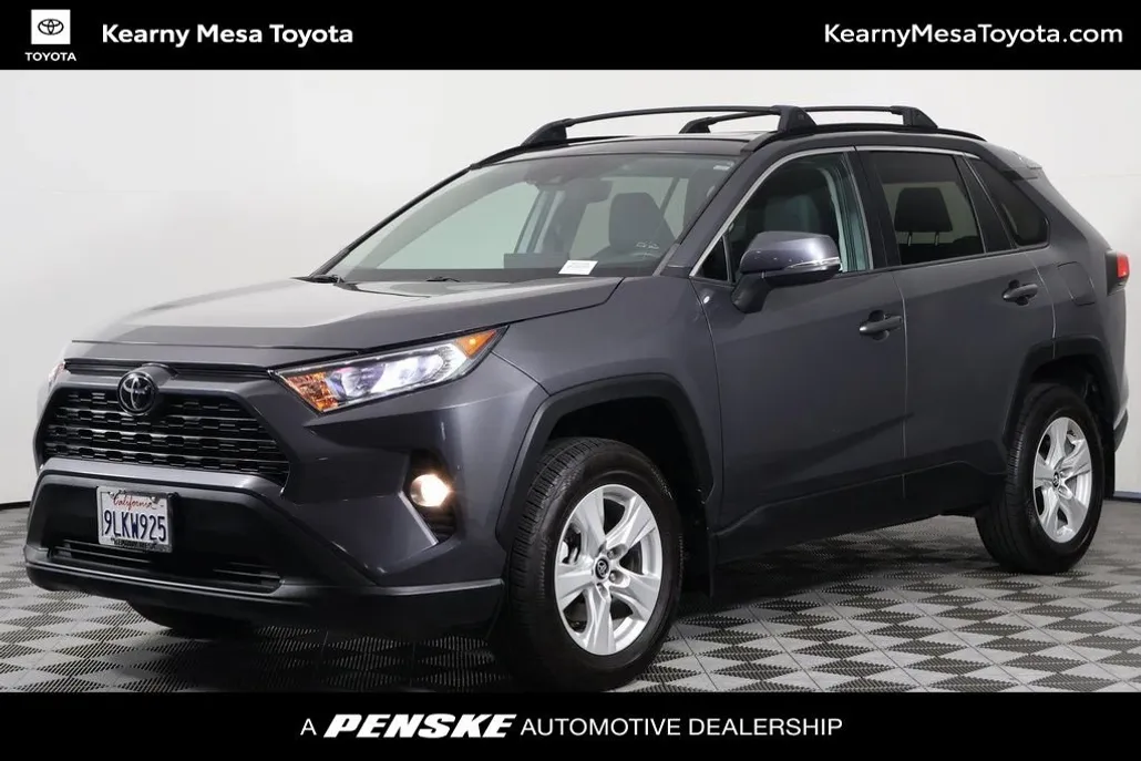 2021 Toyota RAV4 XLE photo 1