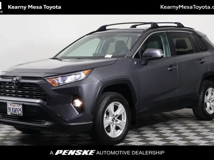 2021 Toyota RAV4 XLE photo 1