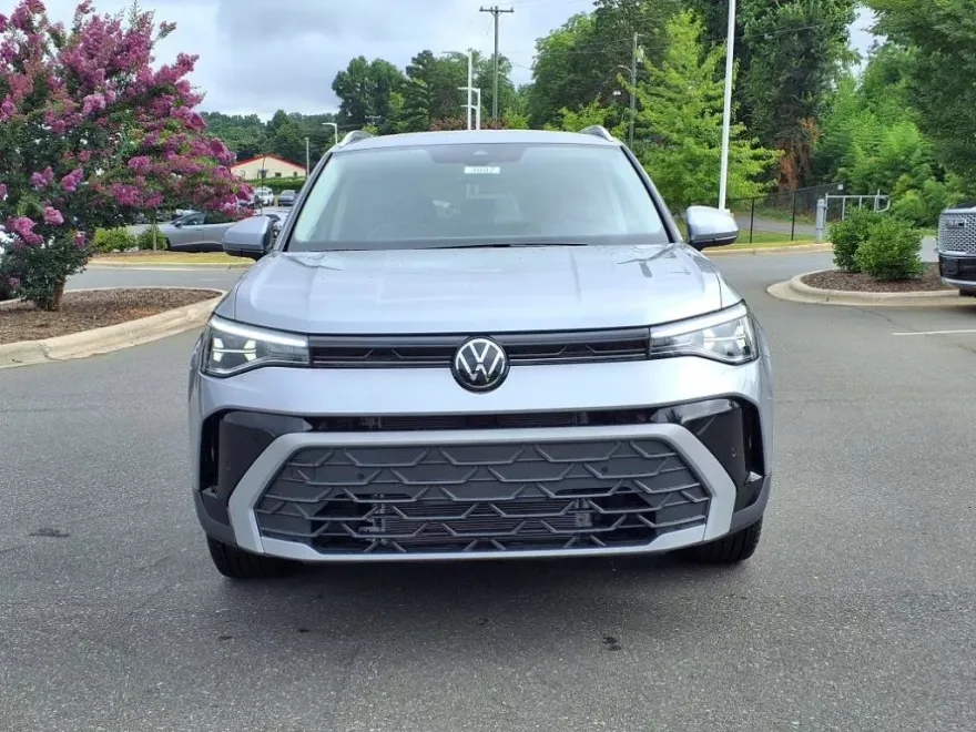2025 Volkswagen Taos SE photo 1