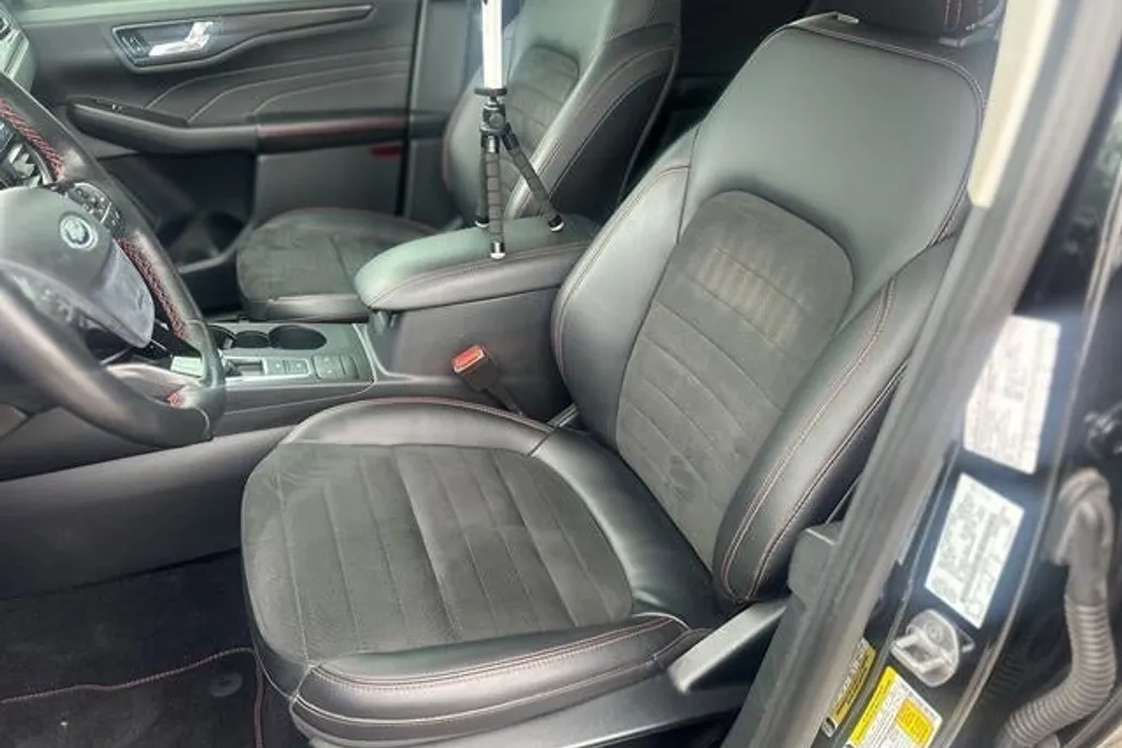 2021 Ford Escape SEL photo 1