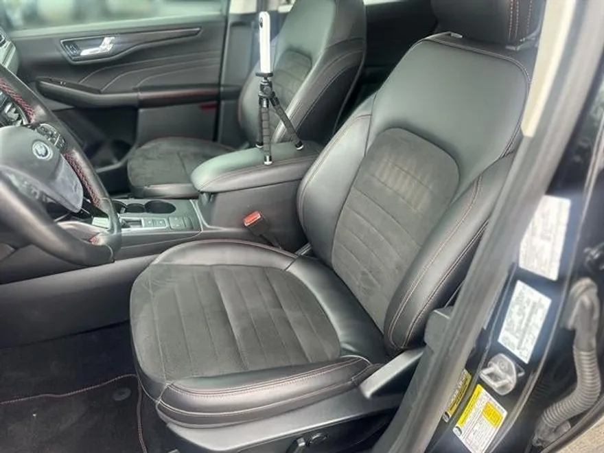 2021 Ford Escape SEL photo 1
