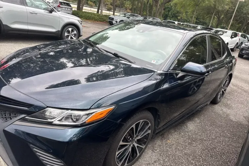 2020 Toyota Camry SE photo 1