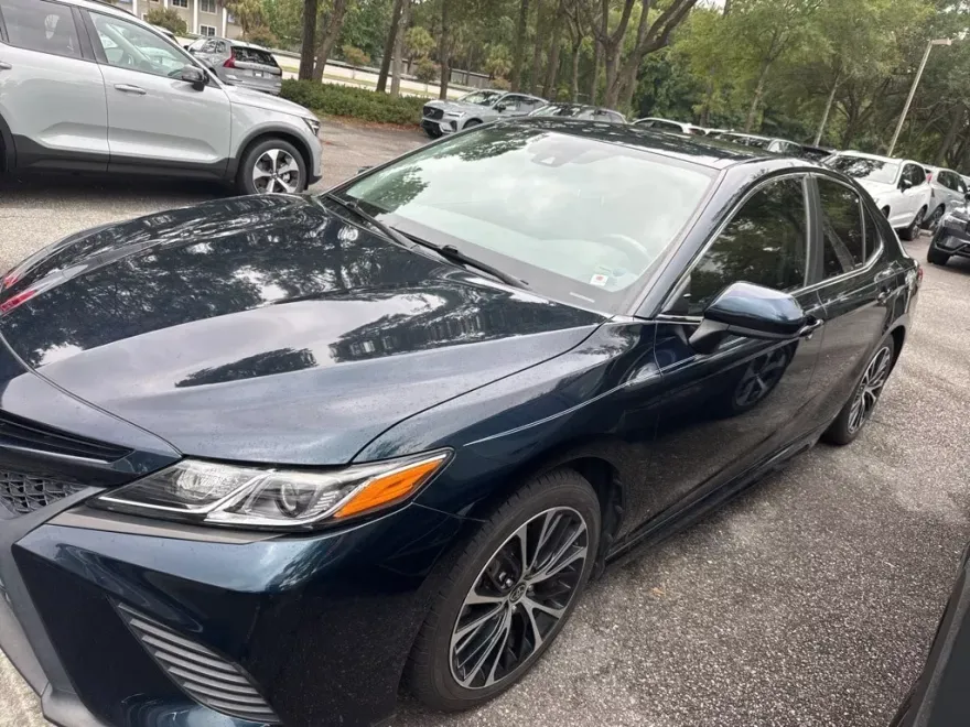 2020 Toyota Camry SE photo 1