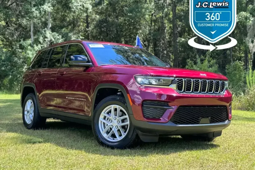 2023 Jeep Grand Cherokee Laredo photo 1
