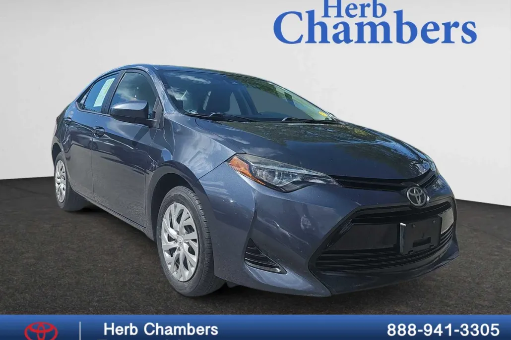 2019 Toyota Corolla LE photo 1