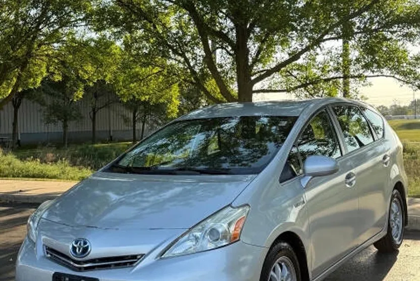 2014 Toyota Prius V Two photo 1