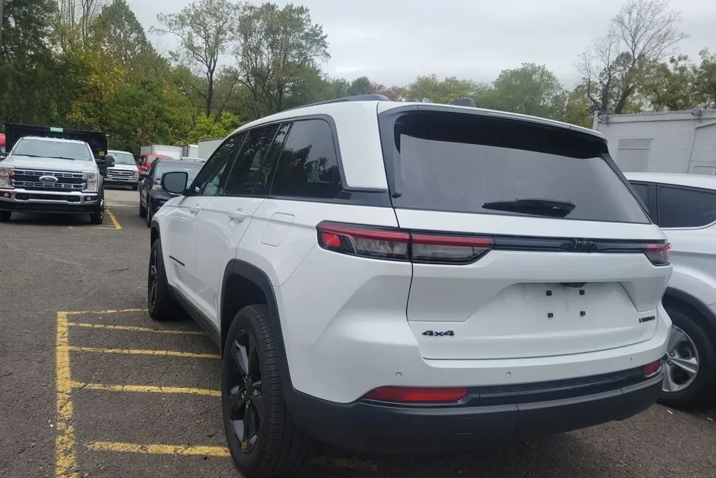 2023 Jeep Grand Cherokee Limited photo 1