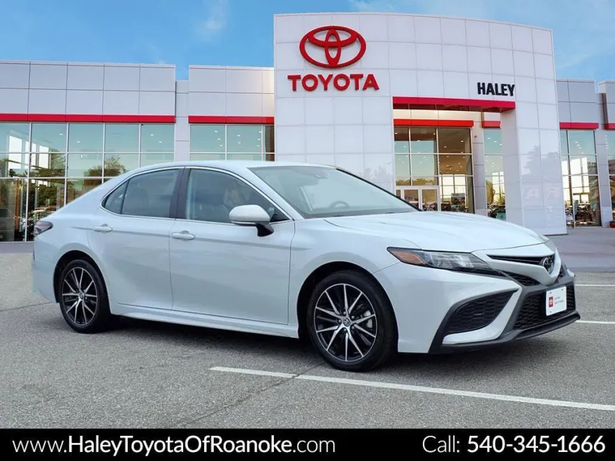 2024 Toyota Camry SE photo 1