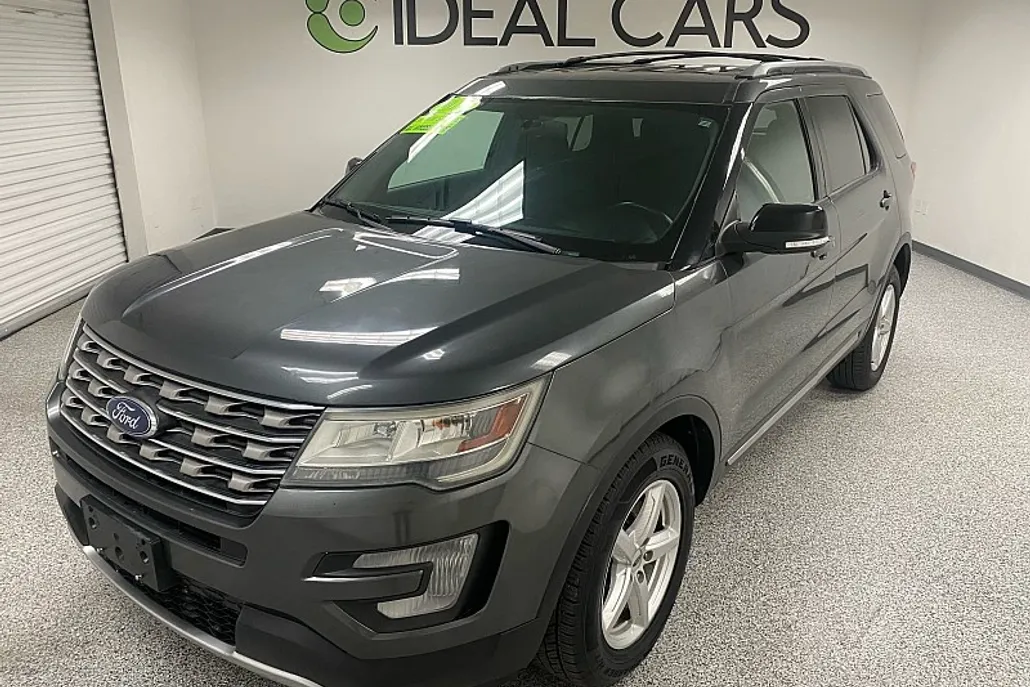 2017 Ford Explorer XLT photo 1