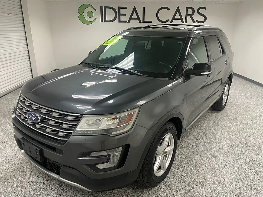 2017 Ford Explorer XLT photo 1