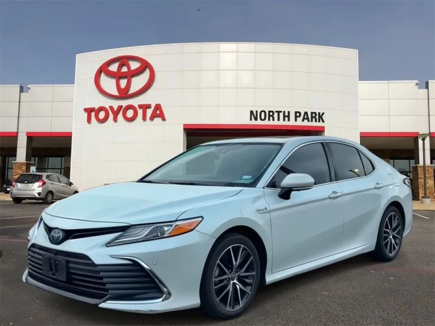 2021 Toyota Camry Hybrid XLE photo 1