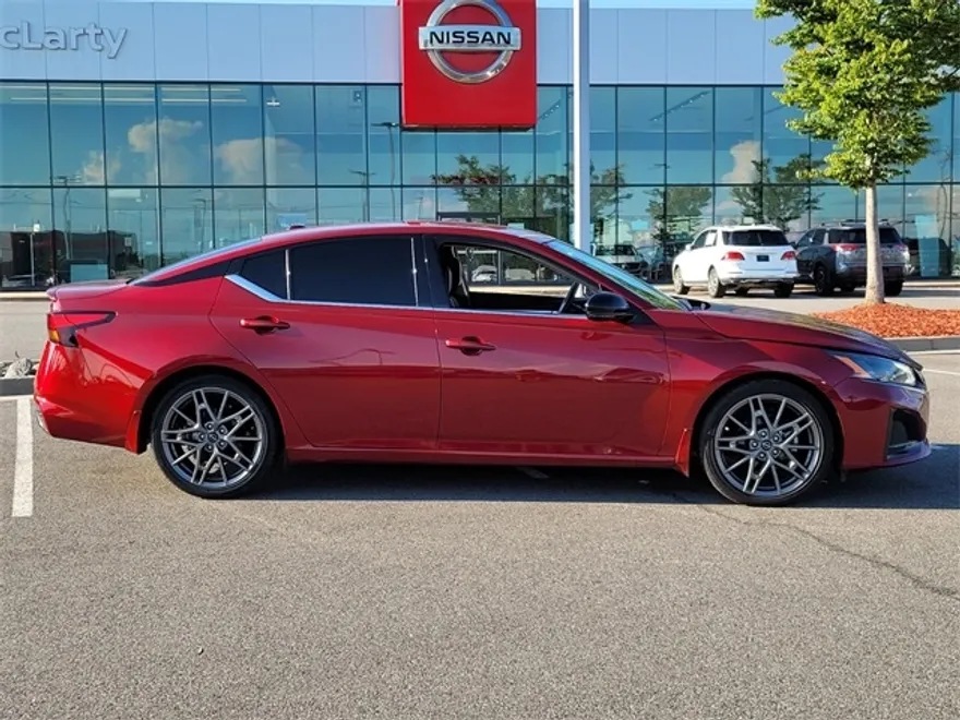 2024 Nissan Altima SR photo 1