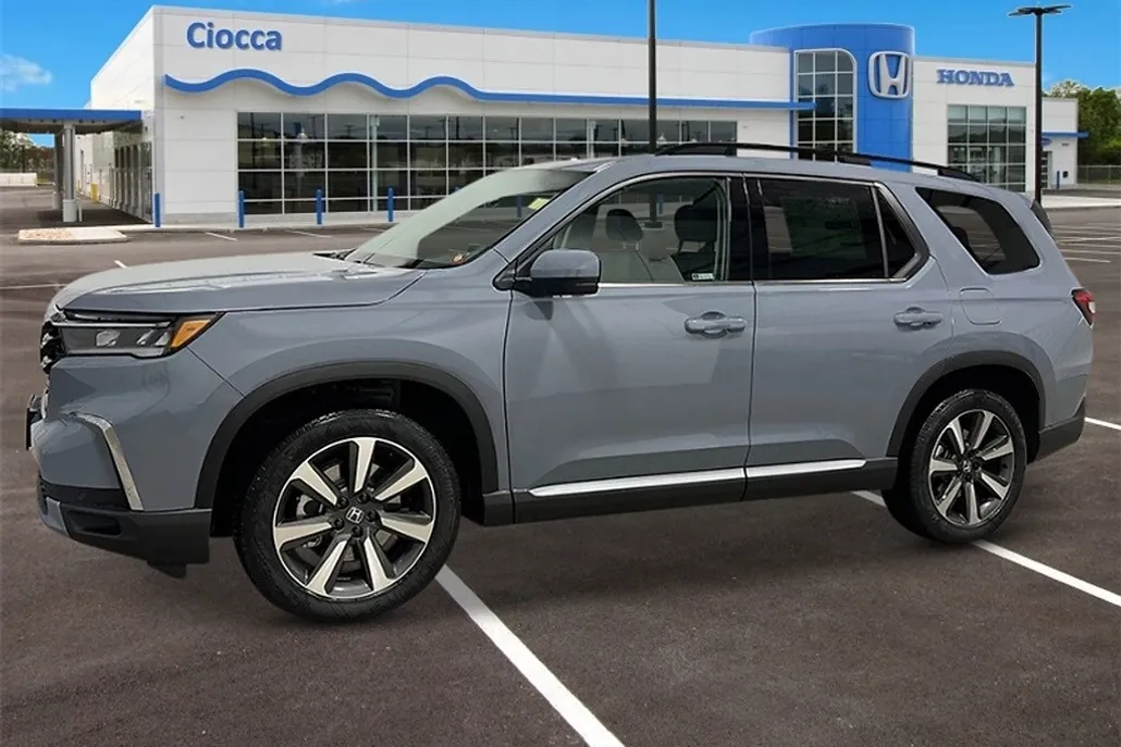 2025 Honda Pilot Touring photo 1