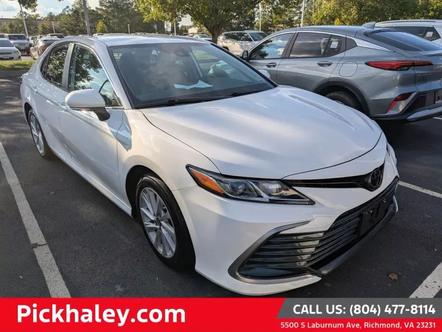 2022 Toyota Camry LE photo 1