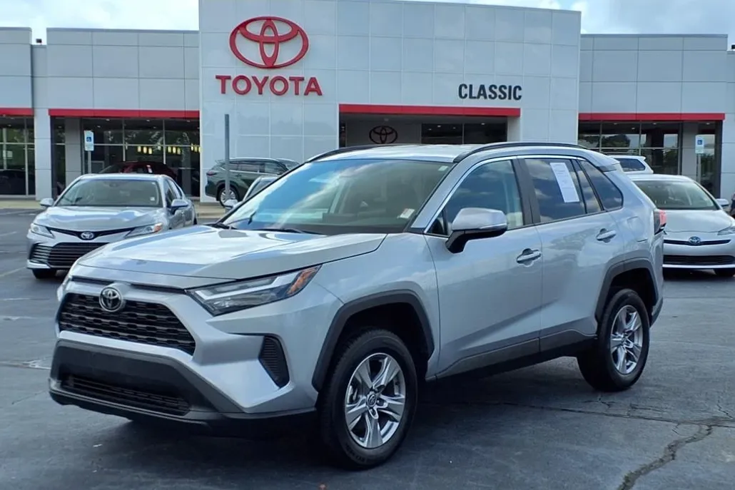 2024 Toyota RAV4 XLE photo 1