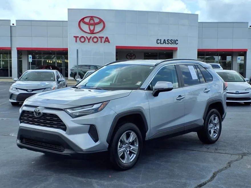 2024 Toyota RAV4 XLE photo 1