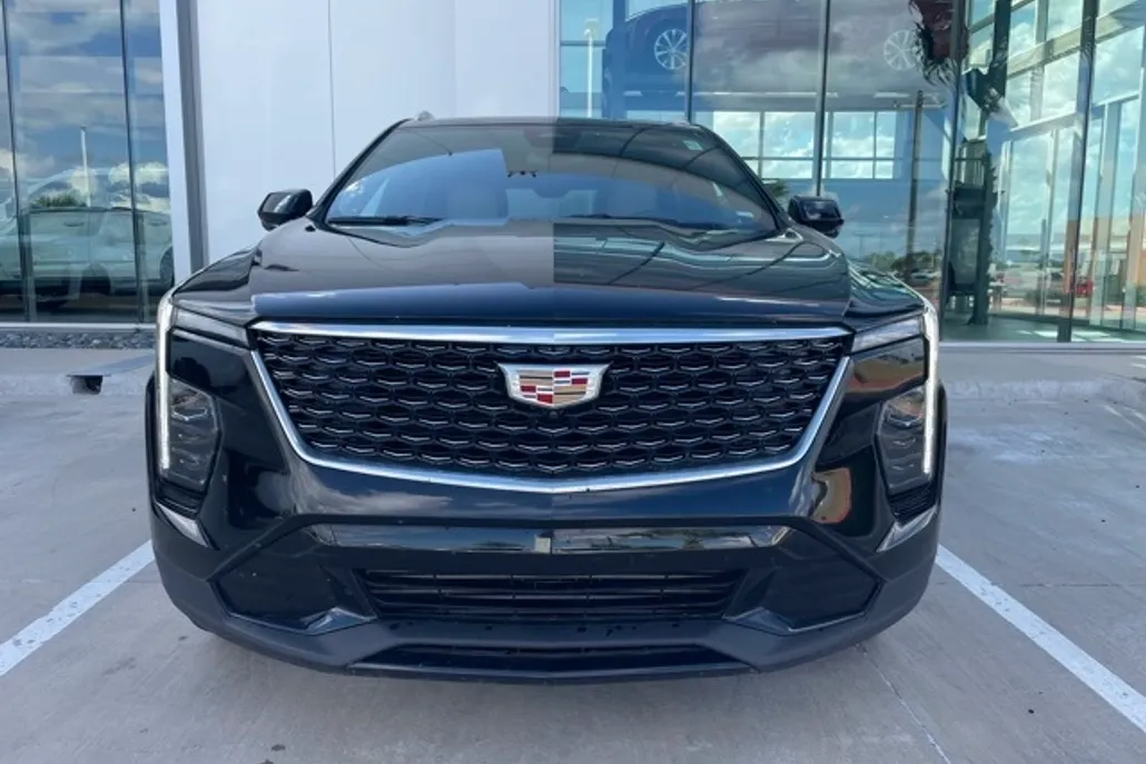 2025 Cadillac XT4 Premium Luxury photo 1