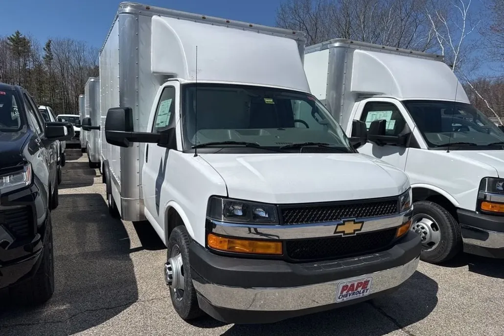 2024 Chevrolet Express Cutaway 3500 photo 1