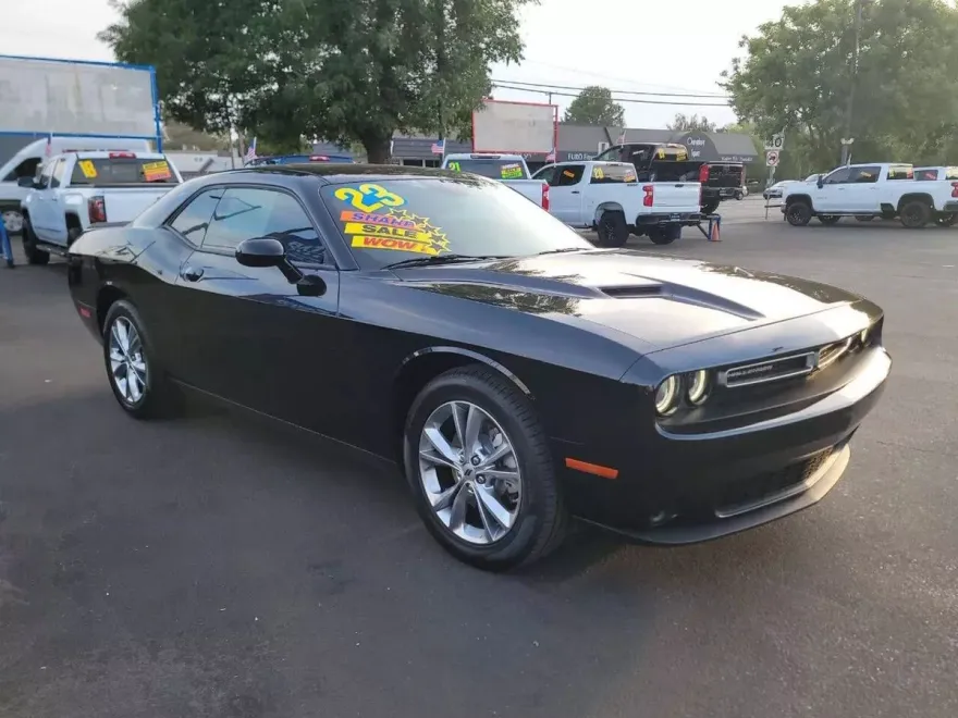 2023 Dodge Challenger SXT photo 1