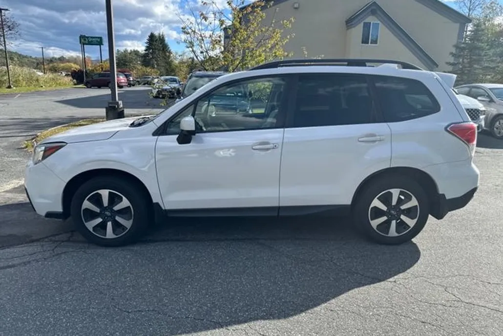 2017 Subaru Forester 2.5i Premium photo 1