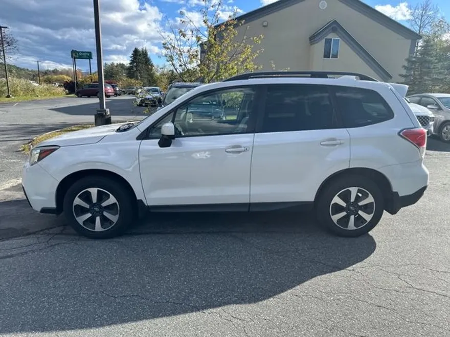 2017 Subaru Forester 2.5i Premium photo 1