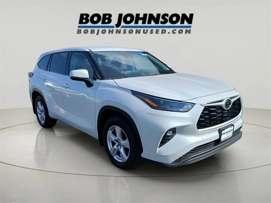 2022 Toyota Highlander LE photo 1