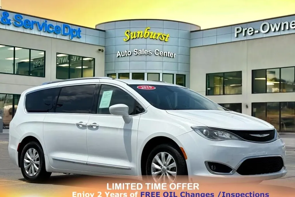 2019 Chrysler Pacifica Touring L photo 1
