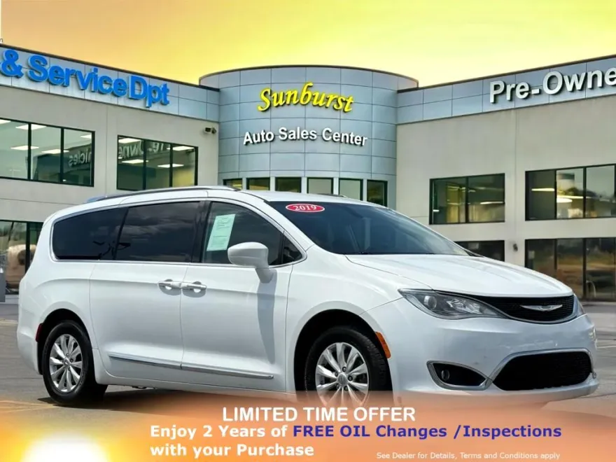 2019 Chrysler Pacifica Touring L photo 1