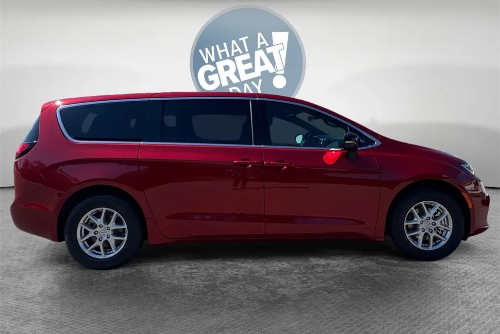 2026 Chrysler Pacifica photo 1