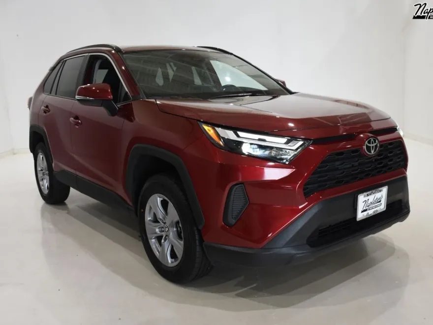 2022 Toyota RAV4 XLE photo 1