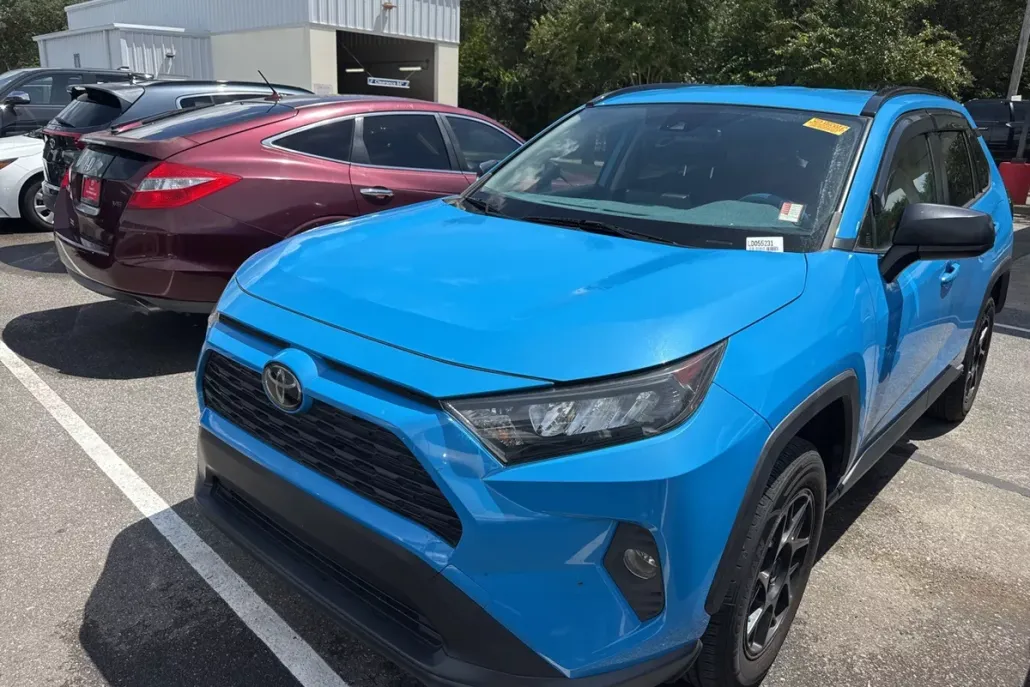 2020 Toyota RAV4 LE photo 1