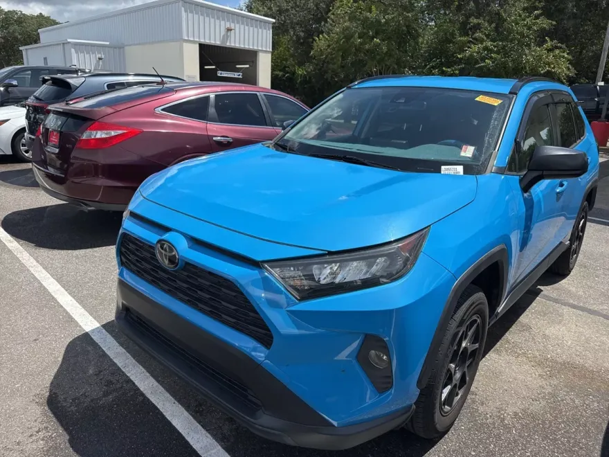 2020 Toyota RAV4 LE photo 1