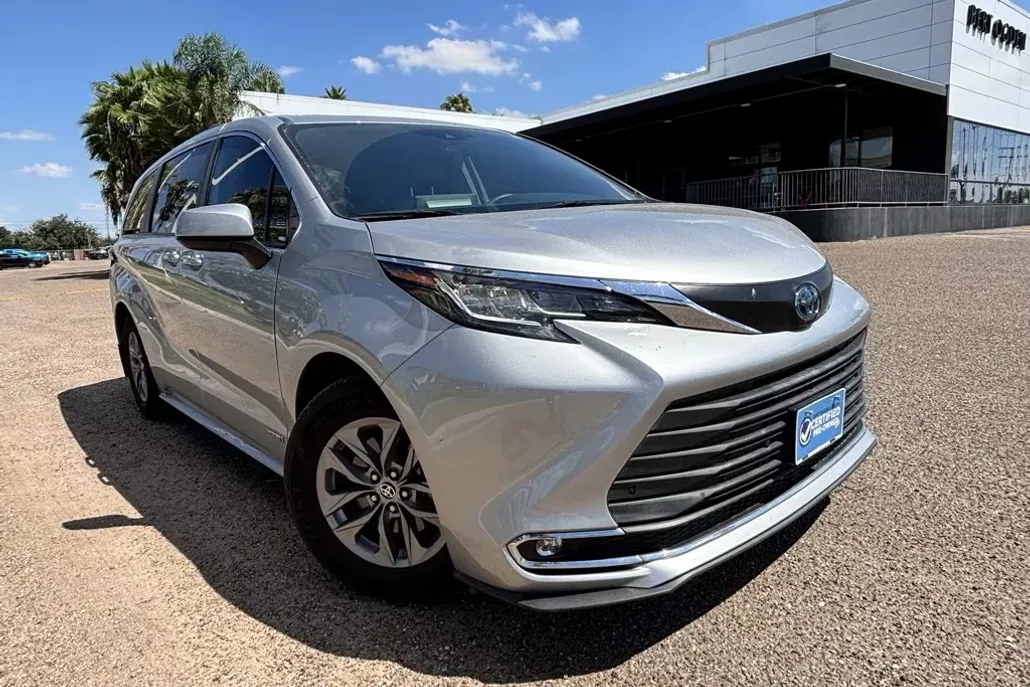 2021 Toyota Sienna XLE photo 1
