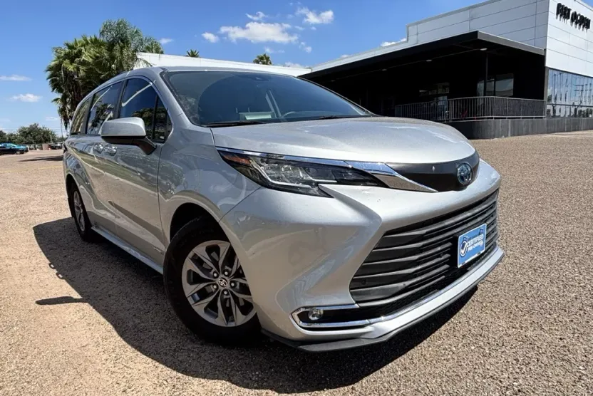 2021 Toyota Sienna XLE photo 1