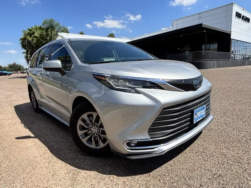 2021 Toyota Sienna XLE photo 1