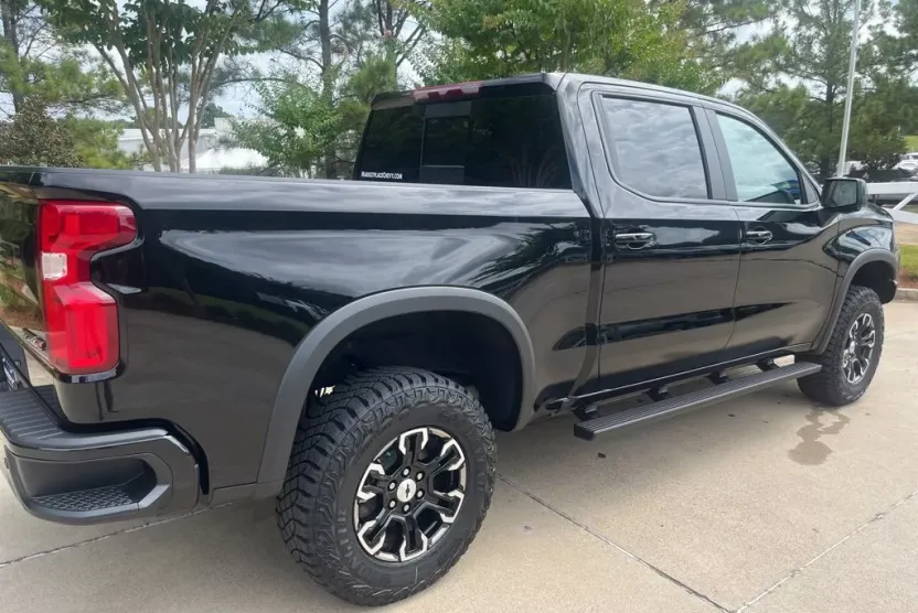 2025 Chevrolet Silverado 1500 ZR2 photo 1