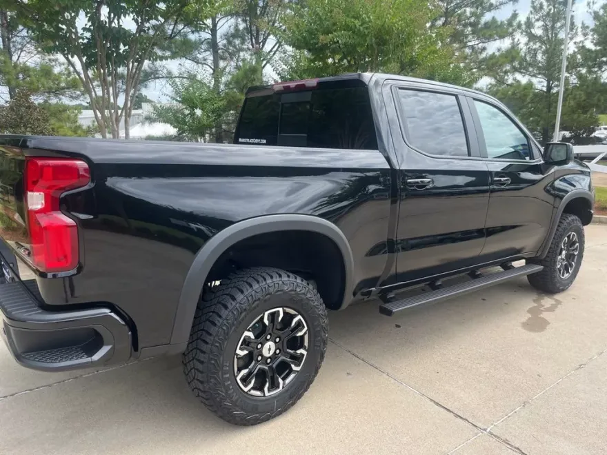 2025 Chevrolet Silverado 1500 ZR2 photo 1