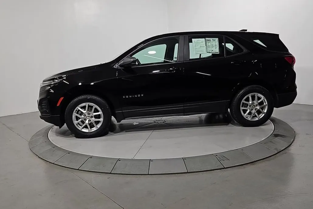2022 Chevrolet Equinox LS photo 1