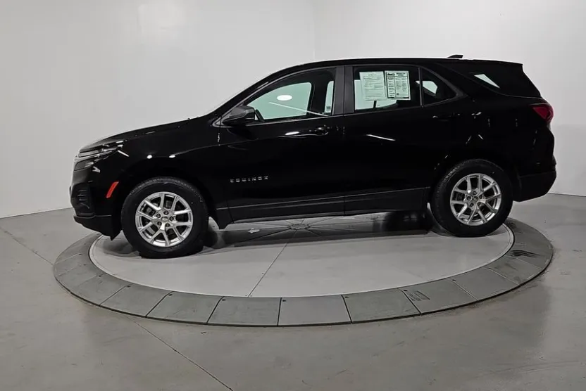 2022 Chevrolet Equinox LS photo 1