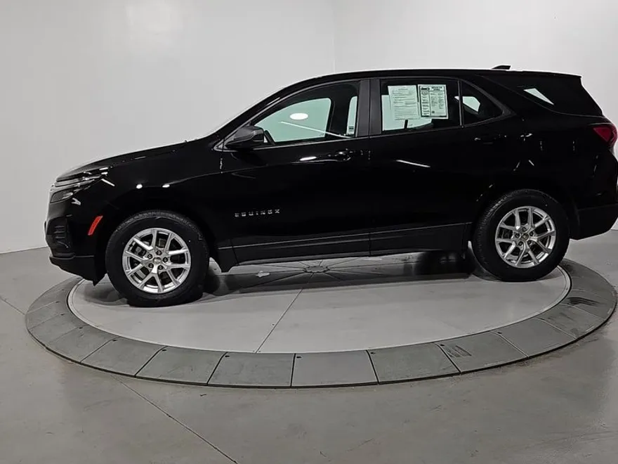 2022 Chevrolet Equinox LS photo 1