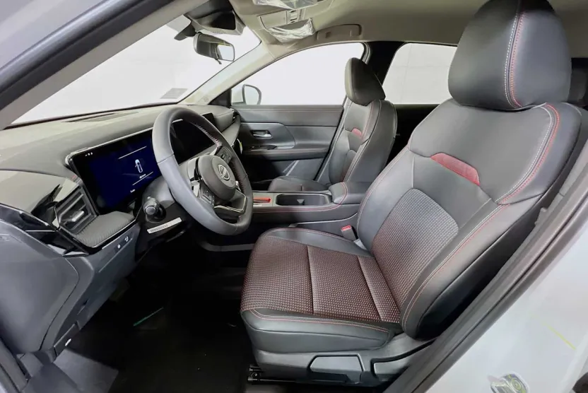 2025 Nissan Kicks SR photo 1